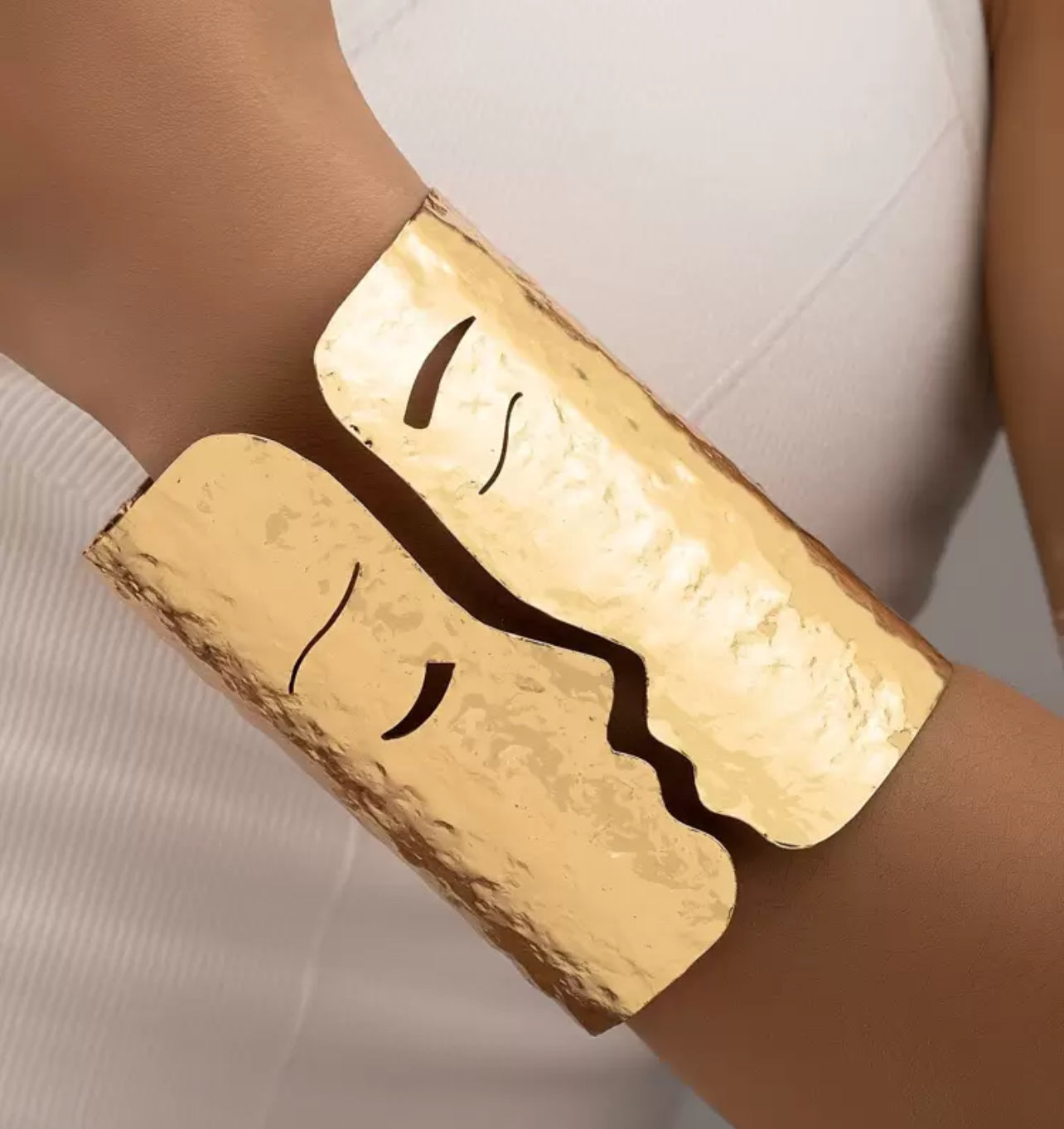 STYLISH GOLD CUFF