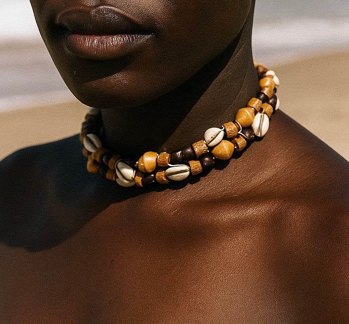 COWRIE SHELL AND WOOD SPIRAL CHOKER