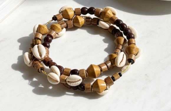 COWRIE SHELL AND WOOD SPIRAL CHOKER